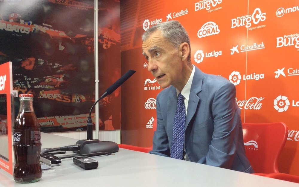 El entrenador del Mirandés, Carlos Terrazas, durante una rueda de prensa. CDMirandés