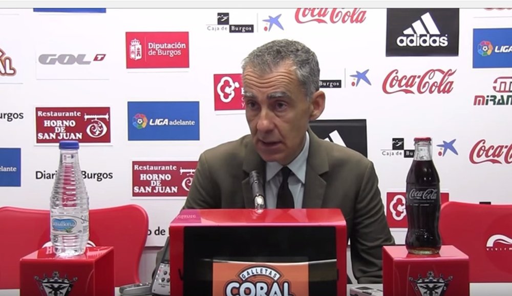 El entrenador del Mirandés, Carlos Terrazas, en rueda de prensa. CDMirandes