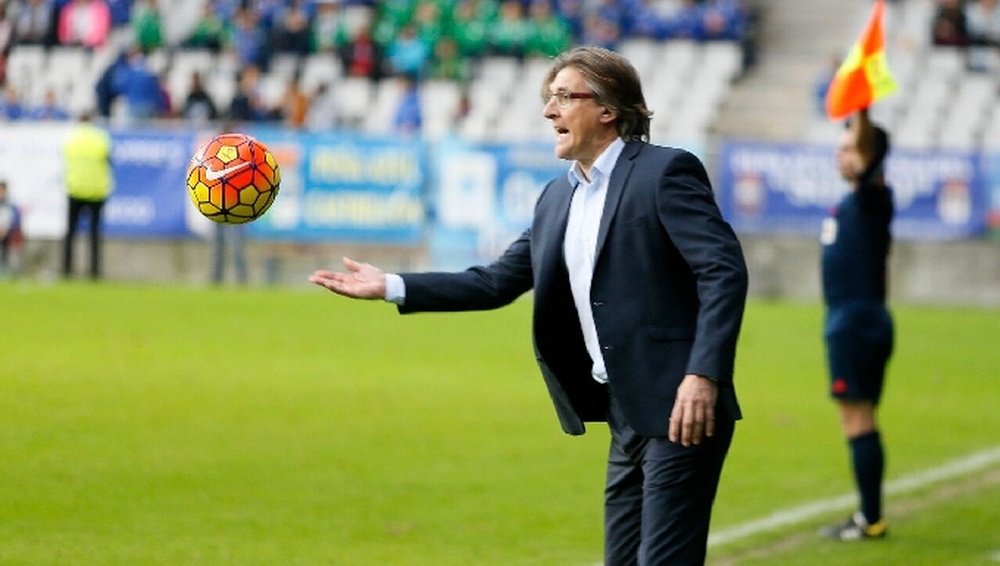 El entrenador del Oviedo, Sergio Egea devuelve un balón al terreno de juego. Twitter