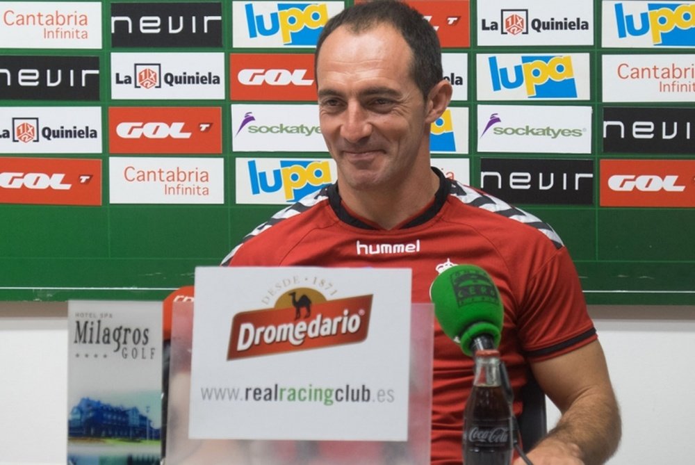 El entrenador del Racing de Santander, Pedro Munitis, en una rueda de prensa. RealRacingClub