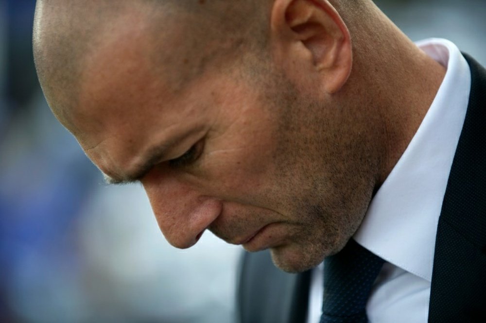 El entrenador del Real Madrid, Zidane, lamenta la derrota del equipo. EFE
