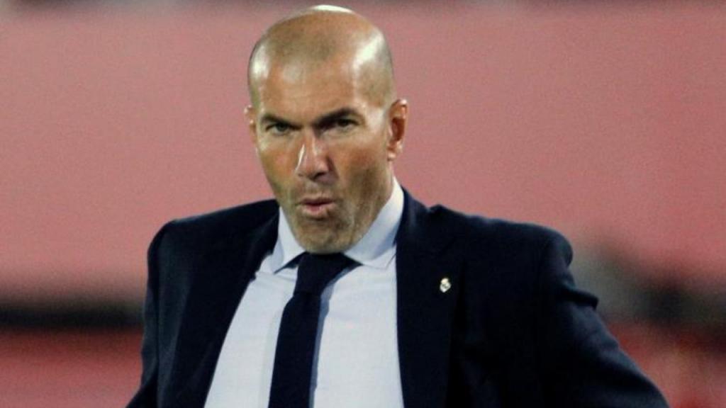 Zidane suspira durante la derrota del Madrid en Son Moix. EFE