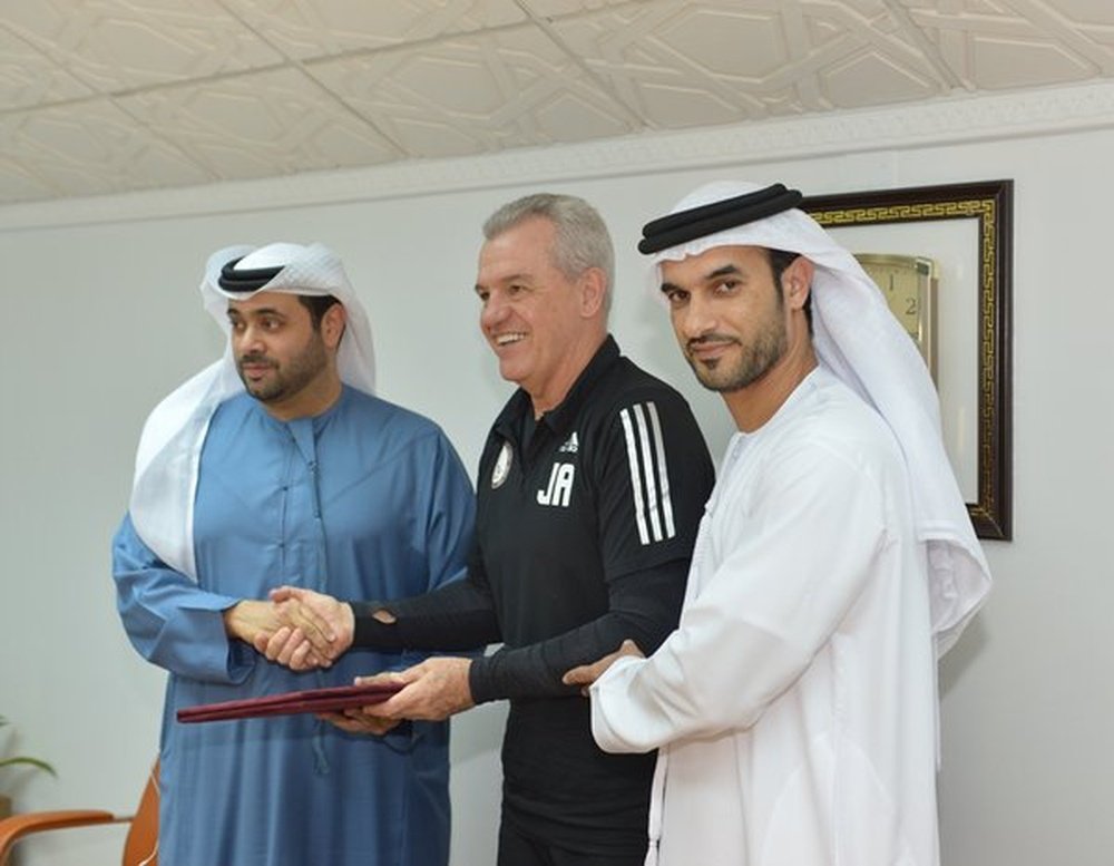 El entrenador mexicano Javier 'el Vasco' Aguirre, en el momento de firmar su renovación como entrenador del Al-Wahda emiratí. Twitter