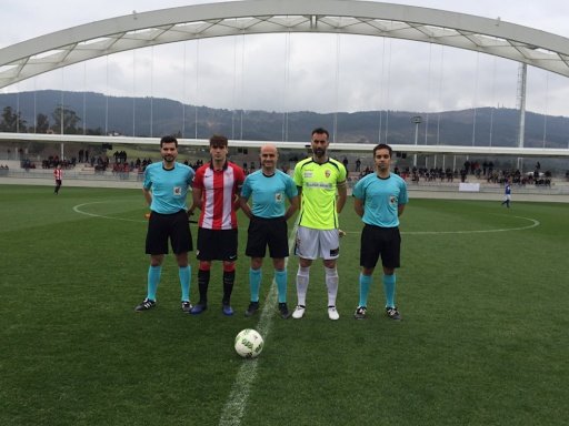 Un árbitro que veía el Bilbao Athletic-UD Logroñés tuvo que hacer de asistente. UDLogroñés