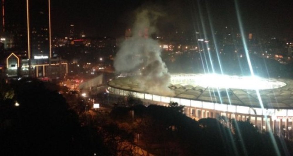El estadio del Besiktas, en los momentos posteriores al estallido de dos artefactos explosivos. Twitter