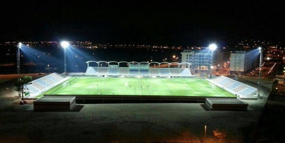 El estadio del Eldense, el Nuevo Pepico Amat, iluminado de noche. Twitter