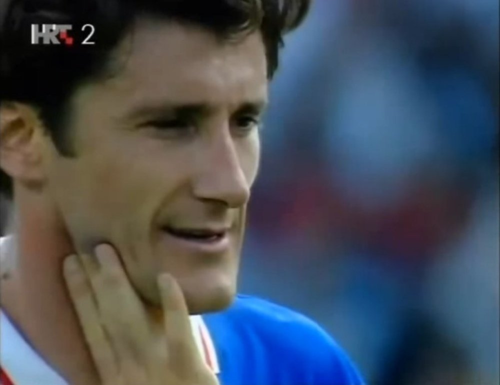 El ex futbolista croata Davor Suker, tomándose el pulso antes de chutar un penalti en el Mundial de Francia 1998. Twitter