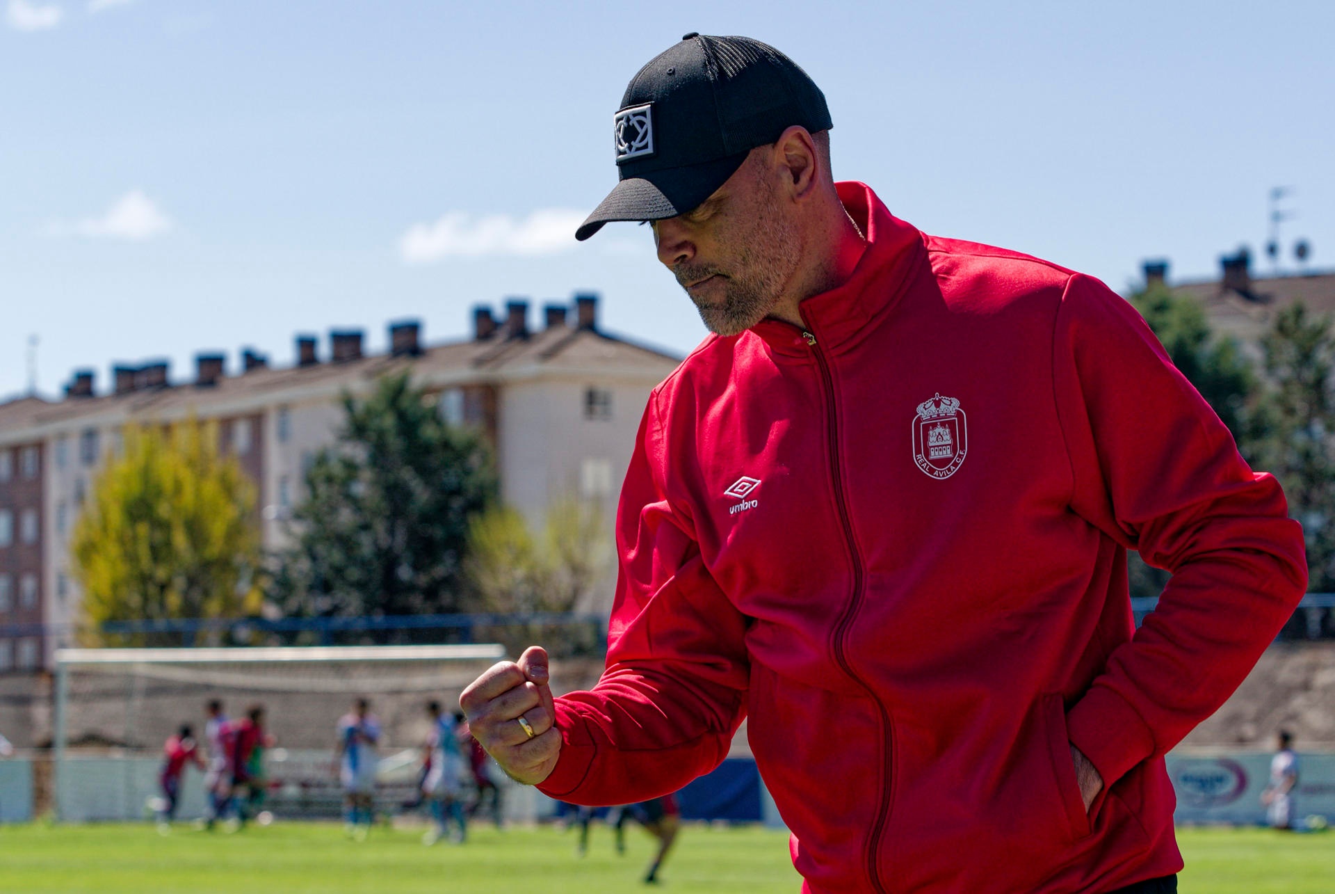 El Real Ávila venció por 2-1 al SD Compostela en lo que fue el debut en el banquillo de Víctor Valdés. Su equipo sumó 3 puntos importantes y certificó su presencia matemática en el 'play off' de ascenso a Primera Federacion. Es 4º con 52 unidades.