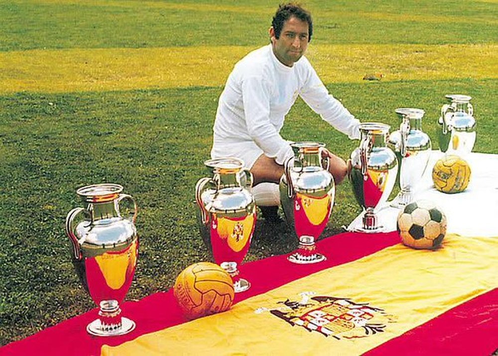 El ex jugador del Real Madrid Paco Gento, con sus 6 Copas de Europa. Twitter