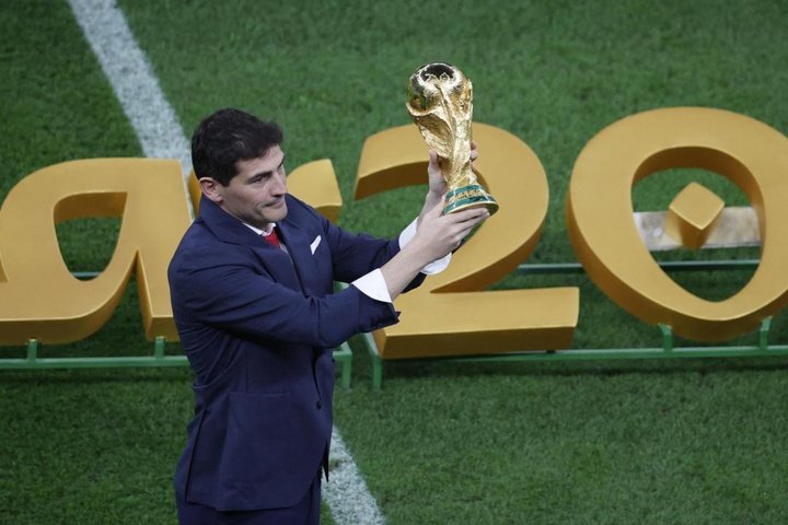 Iker Casillas showed the World Cup trophy