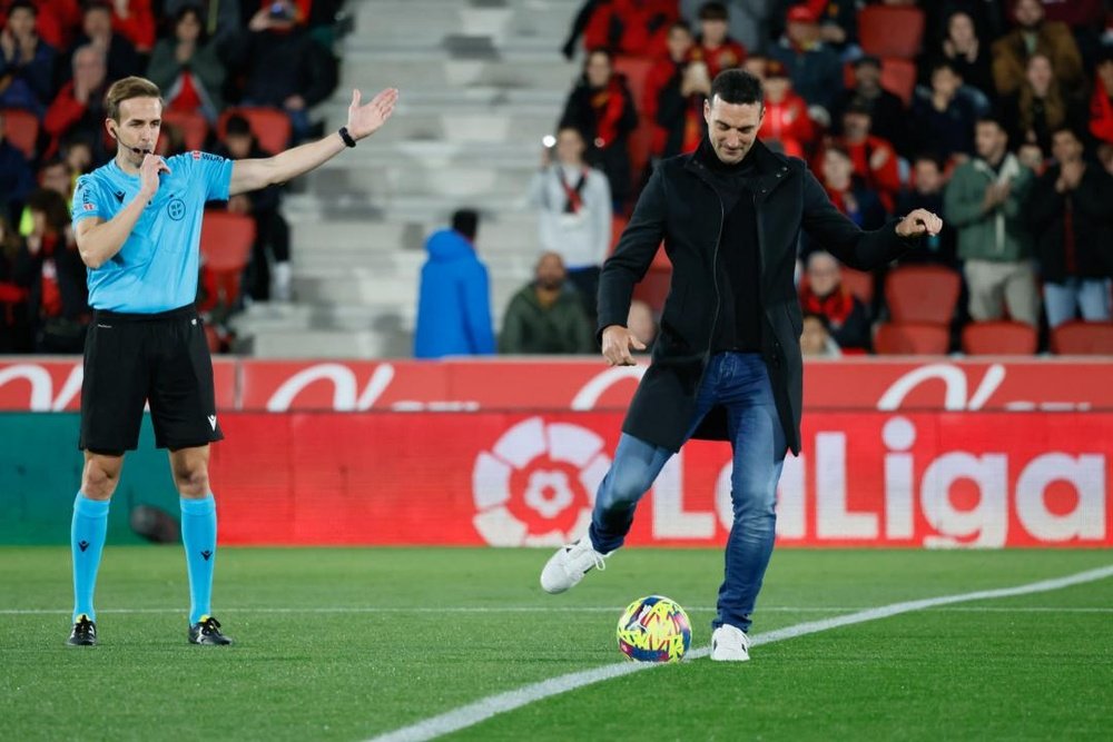 Scaloni took the ceremonial kick-off before the clash between Mallorca and Valladolid. EFE
