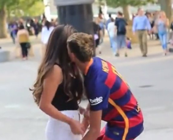 El falso Neymar robando besos a chicas en Londres.