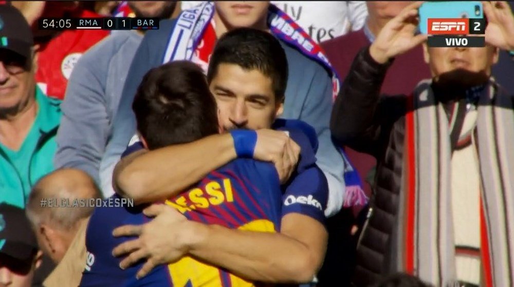 Um abraço para celebrar um gol uruguaio no Bernabéu. Captura/ESPN