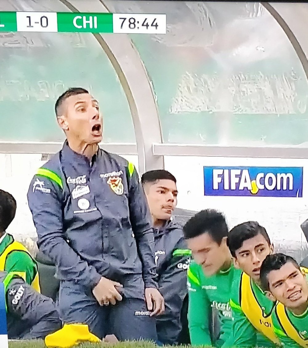 El feo gesto de jugador boliviano en el banquillo. Twitter
