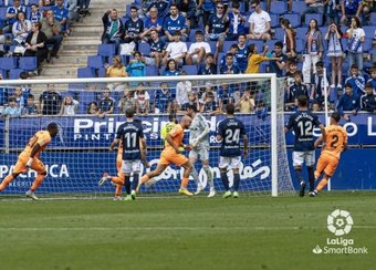El festejo de Ekain tras su gol de penalti en el Oviedo-Ibiza. LaLiga