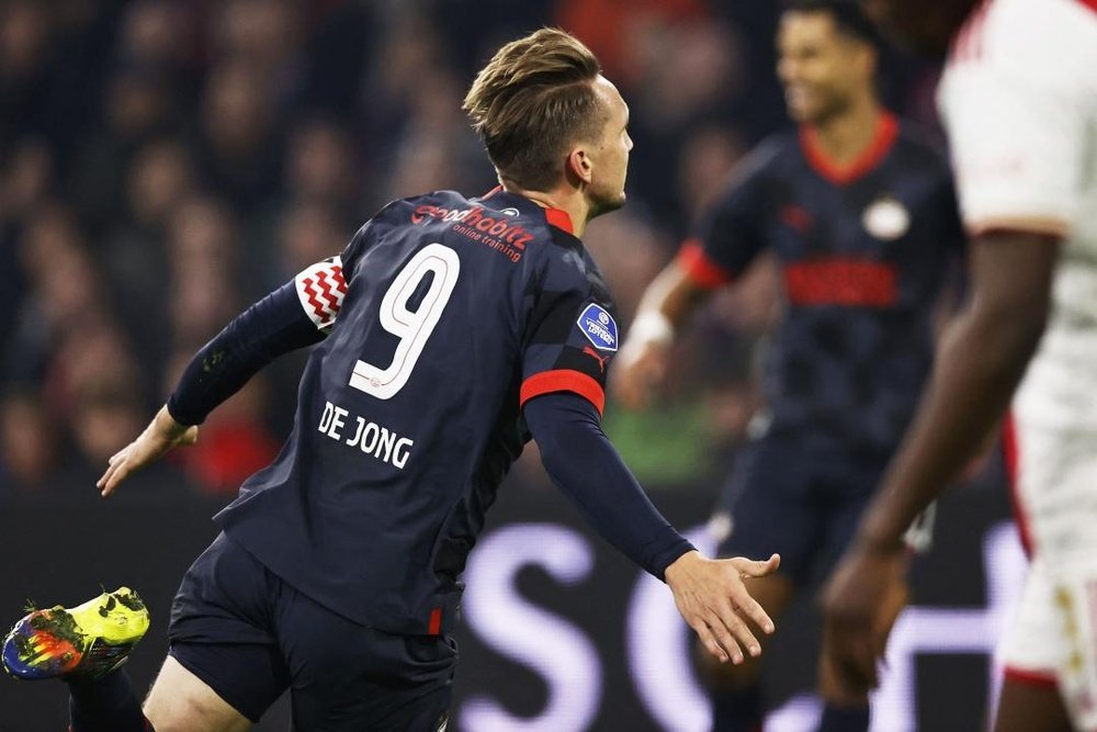 El festejo de Luuk de Jong en el partido entre el PSV y el Ajax por la Eredivisie. AFP