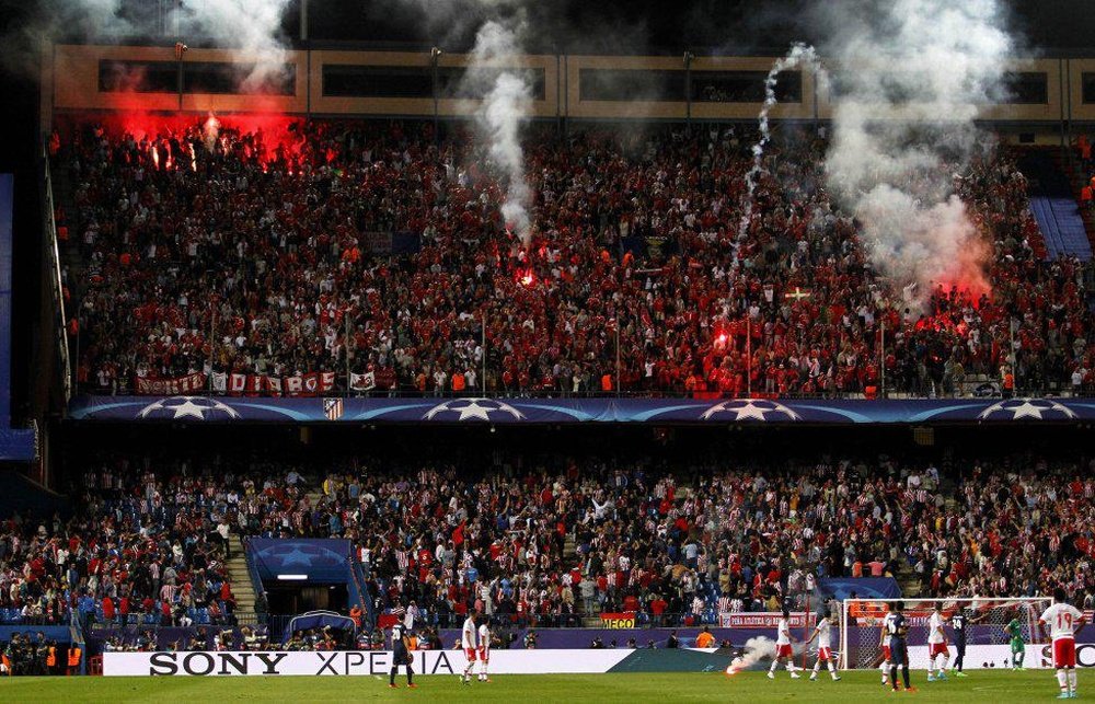El fondo reservado para los seguidores del Benfica en el Calderón, durante el episodio de las bengalas. Twitter