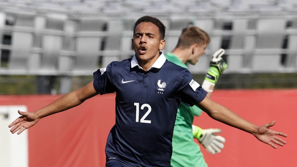 Le français Bilal Boutobba après un but avec les Bleus moins de 18 ans. FIFA