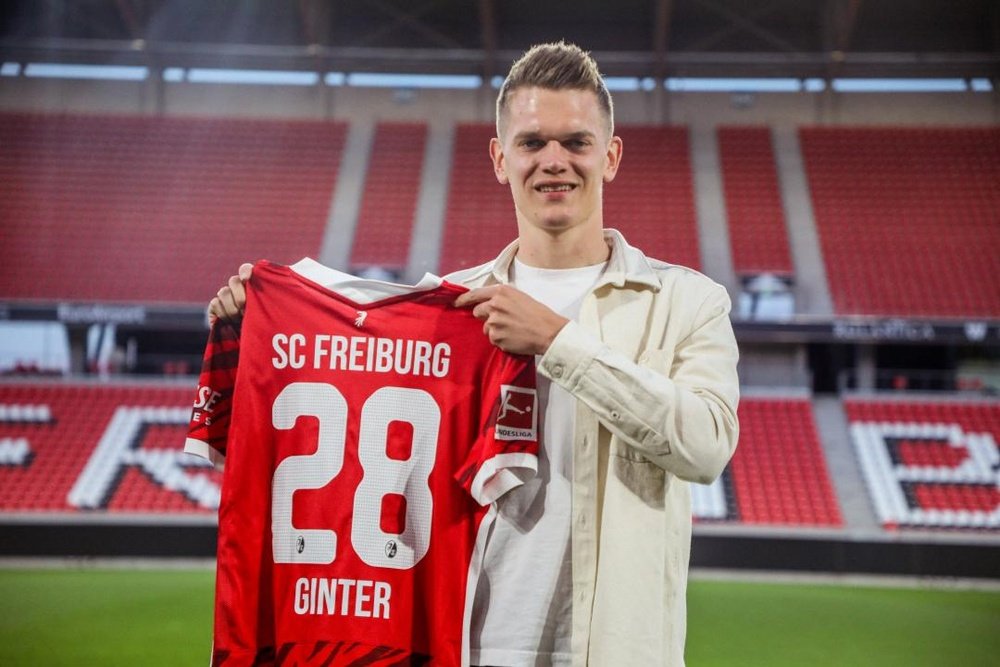 O Freiburg oficializou a volta de Ginter. Twitter/scfreiburg