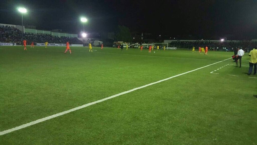 El fútbol volvió a jugarse de noche en Somalia después de 30 años. Twitter/HarunMaruf