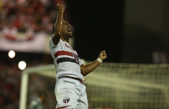 Sao Paulo toma aire tras golear a Corinthians