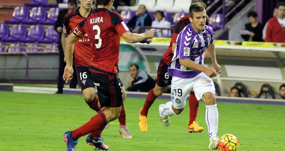 El futbolista chileno del Valladolid, Diego Rubio, conduce el balón en un partido ante el Mirandés. RealValladolid