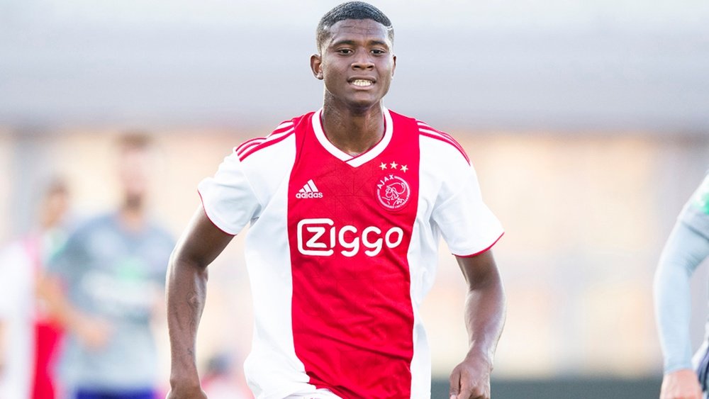 Orejuela sigue teniendo contrato con el Ajax hasta 2022. Ajax