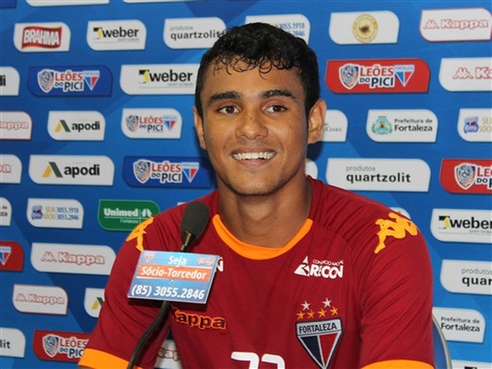 El futbolista de Fortaleza Max Oliveira, en una rueda de prensa del club brasileño. FortalezaEC/NodgeNogueira