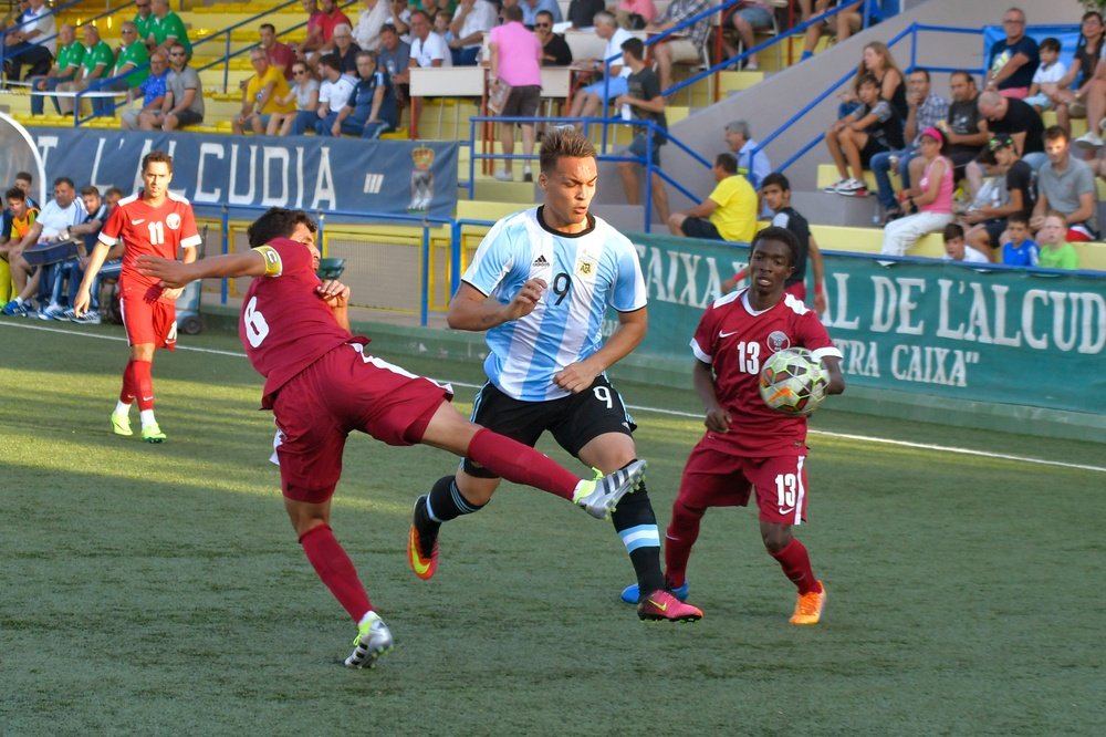 El futbolista de la Selección Argentina sub 20 José Tomás Conechny, en un lance del partido contra Catar. COTIFAlcudia