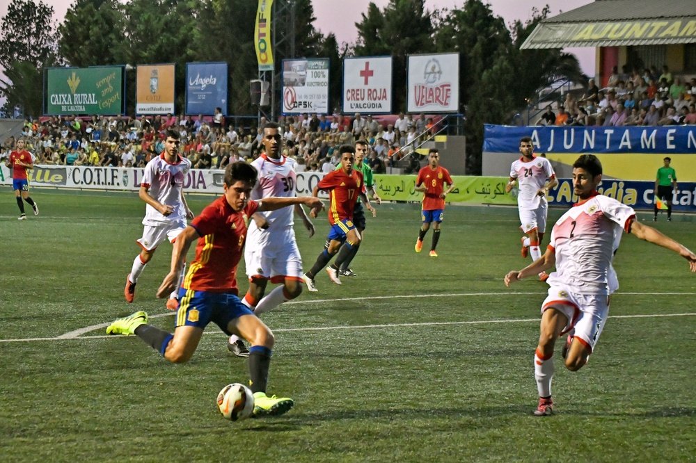 El futbolista de la Selección Española sub 20 Fran Navarro se dispone a chutar a puerta en el partido ante Bahrein en el COTIF. COTIFAlcudia