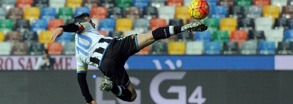 El futbolista de Udinese, Antonio di Natale, ejecuta un acrobático disparo a puerta en el partido de Coppa ante Atalanta. Udinese