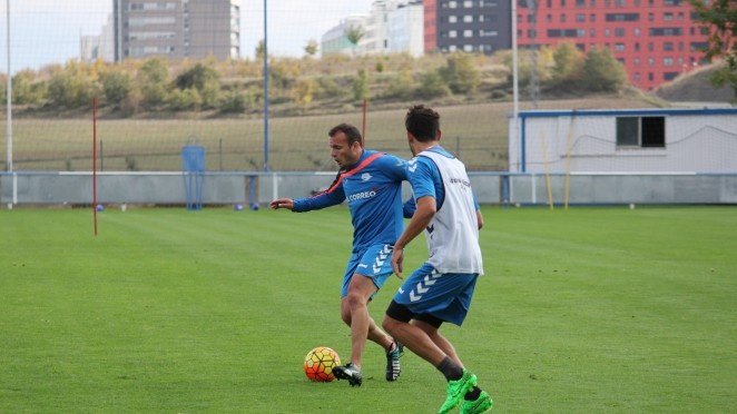 El futbolista del Alavés, Juli, en un entrenamiento. DeportivoAlaves