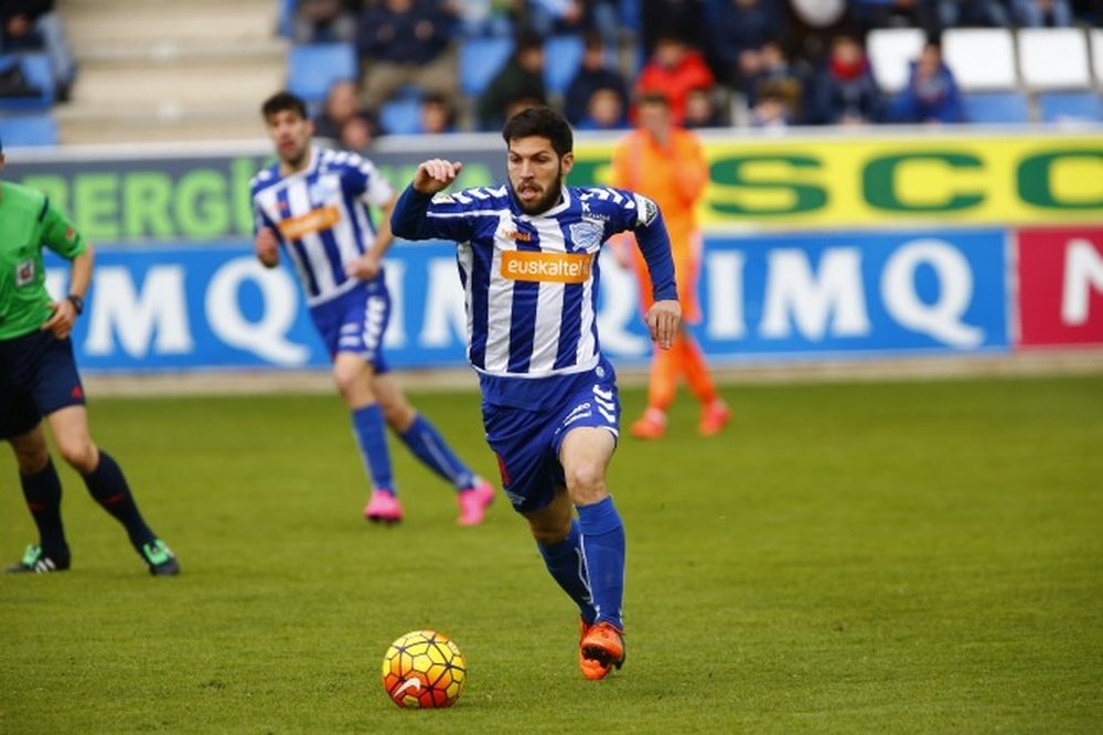 El futbolista del Alavés Dani Pacheco conduce el balón en un partido del 'Glorioso'. DeportivoAlaves