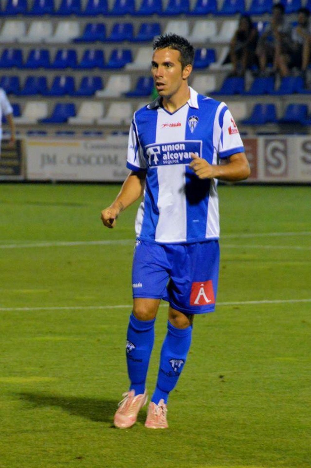 El futbolista del Alcoyano, Rubén Ramos, disputando un partido de liga con su equipo. Twitter