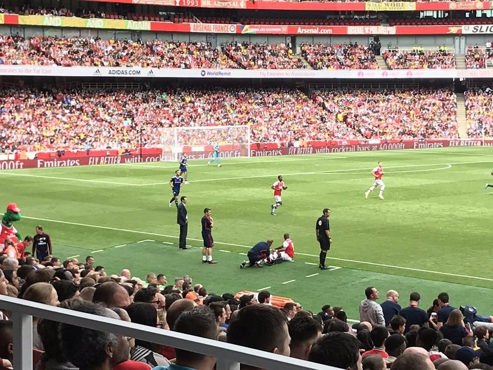 Lacazette has to leave the park after less than 15 minutes. Twitter/HugoGreenhalgh