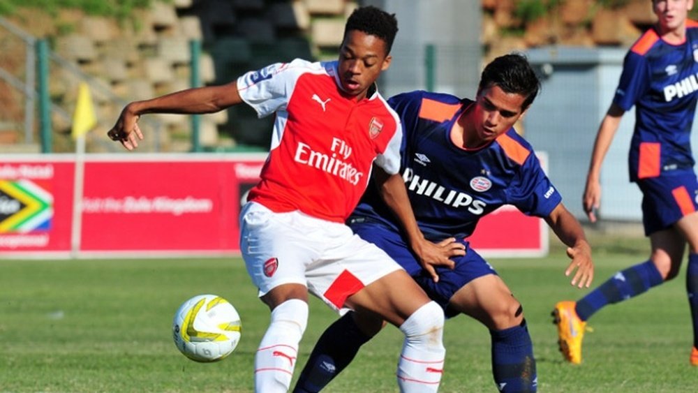 Chris Willock joue avec la Youth League dans l'équipe anglaise. Arsenal
