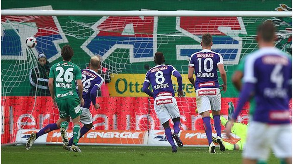 El futbolista del Austria de Viena Holzhauser anota el primer tanto del derbi vienés ante el Rapid. FK-Austria