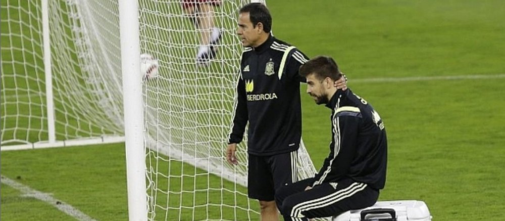 El futbolista del Barcelona, Gerard Piqué, en el calentamiento previo al duelo entre España y Luxemburgo. Twitter
