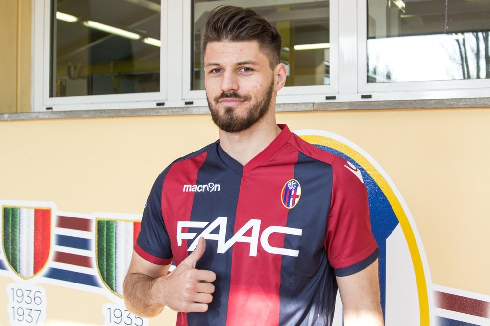 El futbolista del Bologna Bruno Petkovic posa en su presentación oficial como nuevo jugador del club italiano. BolognaFC