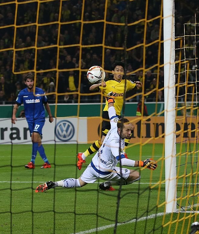 El futbolista del Borussia Dortmund, Shinji Kagawa, culmina con una picadita una sensacional jugada. Twitter