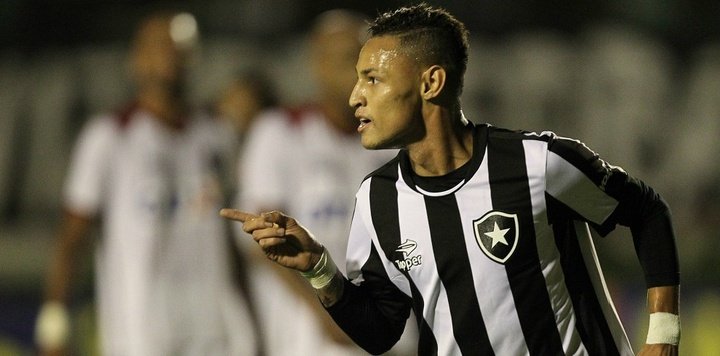 El Botafogo confirma su mejoría y vence a un desangelado Atlético Paranaense