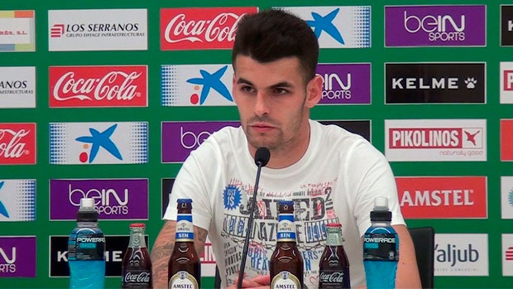 El futbolista del Elche, Álex Martínez, en una rueda de prensa. ElcheCF