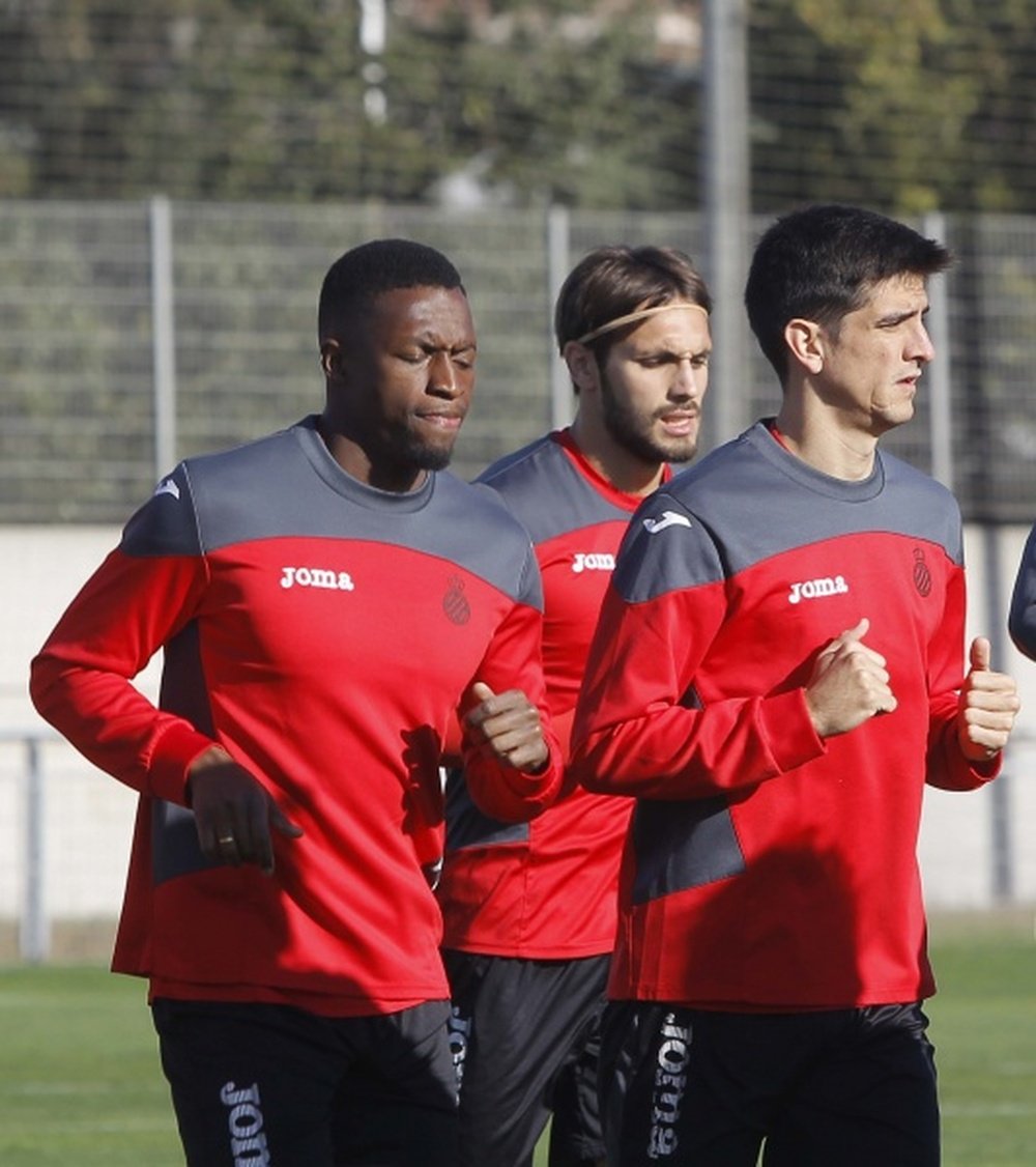 El futbolista del Espanyol, Gerard Moreno (d), en un entrenamiento junto a sus compañeros de plantilla. RCDEspanyol
