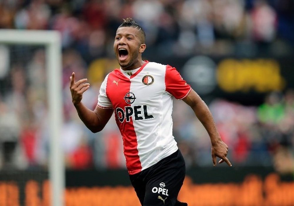 El futbolista del Feyenoord Tonny de Vilhena celebra un tanto anotado con el club holandés. Feyenoord