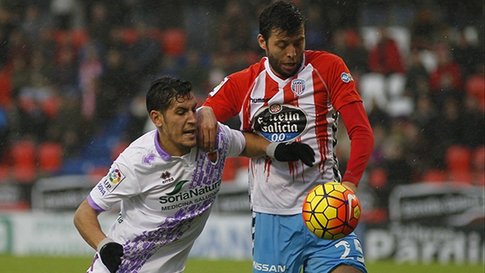 El futbolista del Lugo Ángel Dealbert pelea por un balón con un rival del Numancia. CDLugo