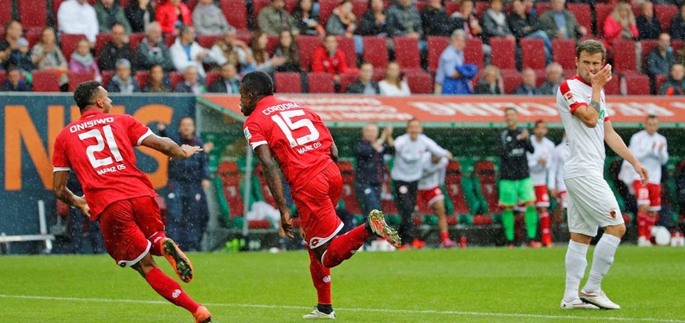 El futbolista del Mainz Jhon Córdoba celebra su gol, el primero de su equipo en la victoria ante el Augsburgo. Mainz05