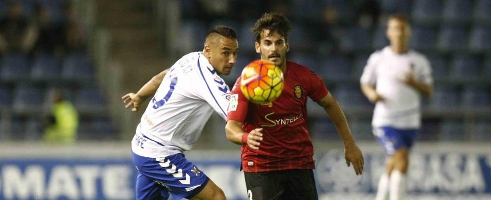 El futbolista del Mallorca Joan Oriol pelea por un balón en un partido ante el Tenerife. RCDMallorca