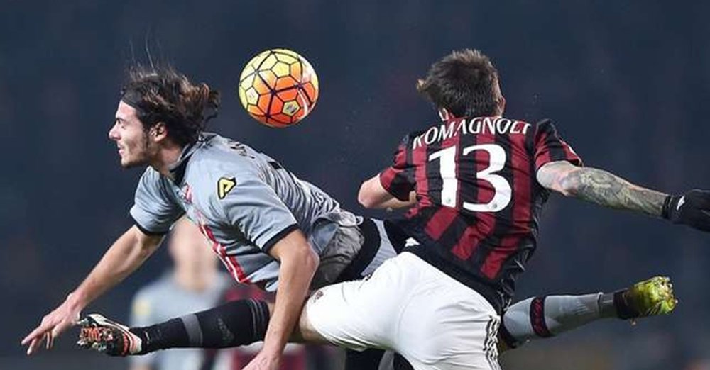El futbolista del Milan Romagnoli pelea un balón por alto con un rival del Alessandria en la ida de las semifinales de la Coppa. Twitter