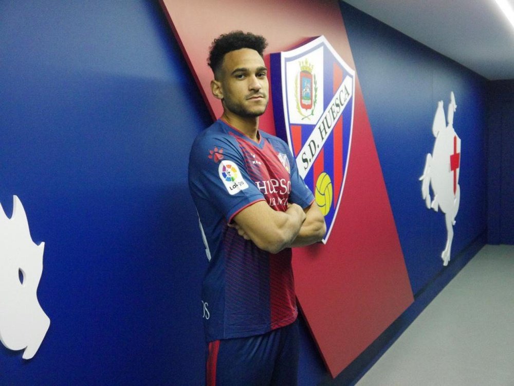 Mboula espera demostrar de lo que es capaz en la SD Huesca. Twitter/SDHuesca