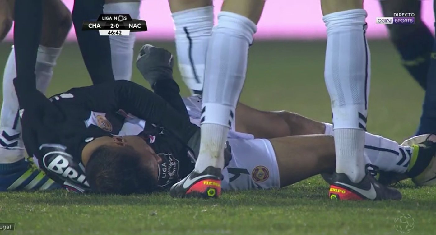 El futbolista del Nacional de Madeira Okacha Hamzaoui yace sobre el terreno de juego tras llevarse un fuerte golpe en la cabeza. Twitter/beINSports
